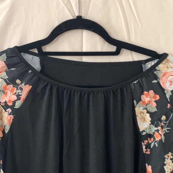New in bag black tunic with peach, white, yellow floral layered short sleeves - Picture 5 of 8